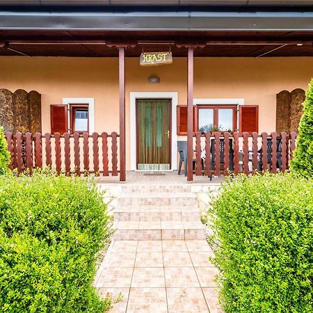 Amazing Apartment In Krnica With Kitchen מראה חיצוני תמונה