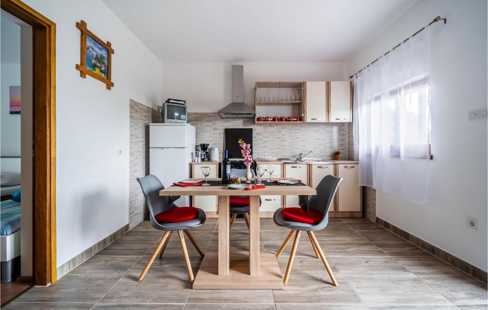 Amazing Apartment In Krnica With Kitchen מראה חיצוני תמונה