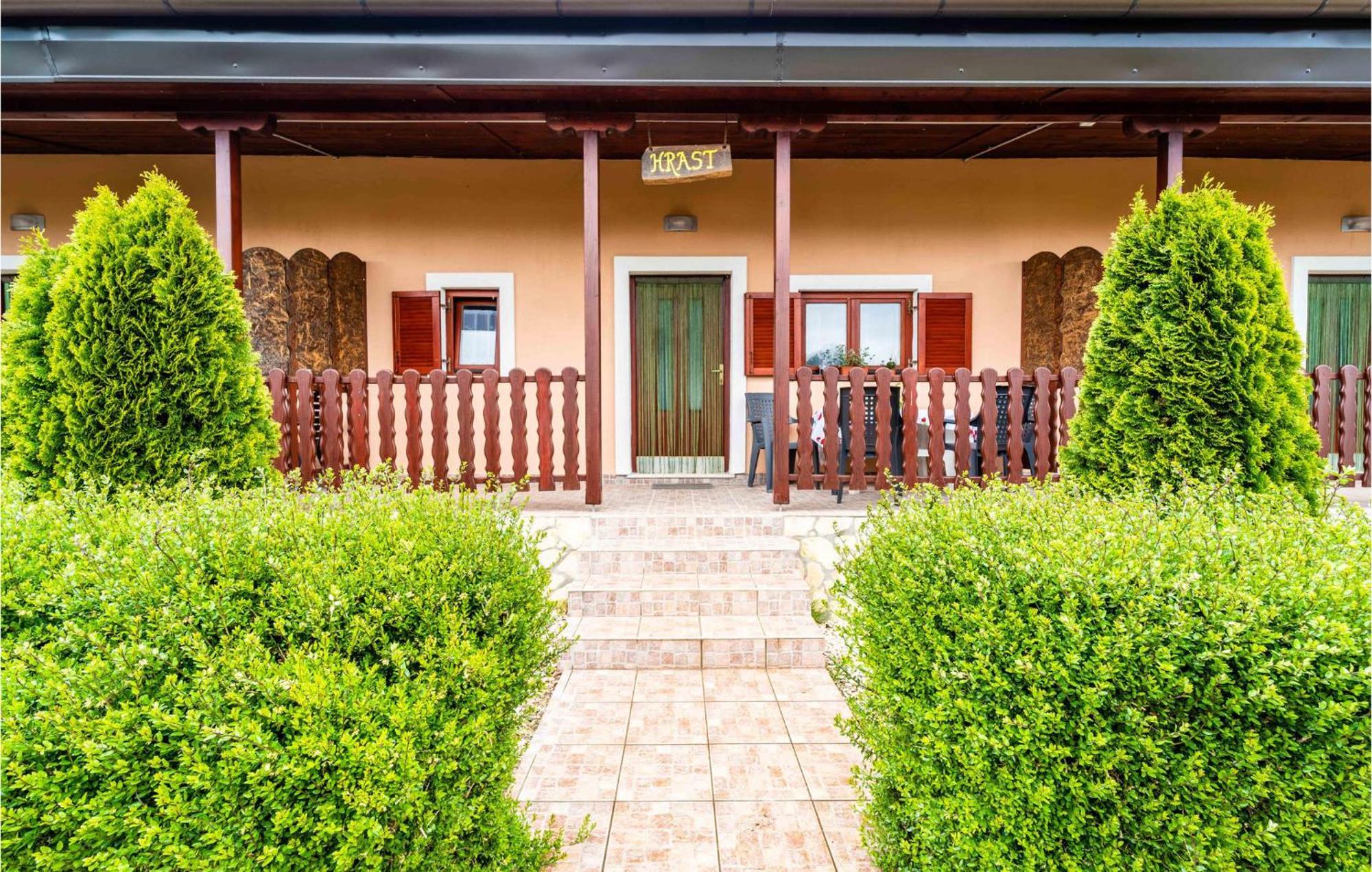 Amazing Apartment In Krnica With Kitchen מראה חיצוני תמונה